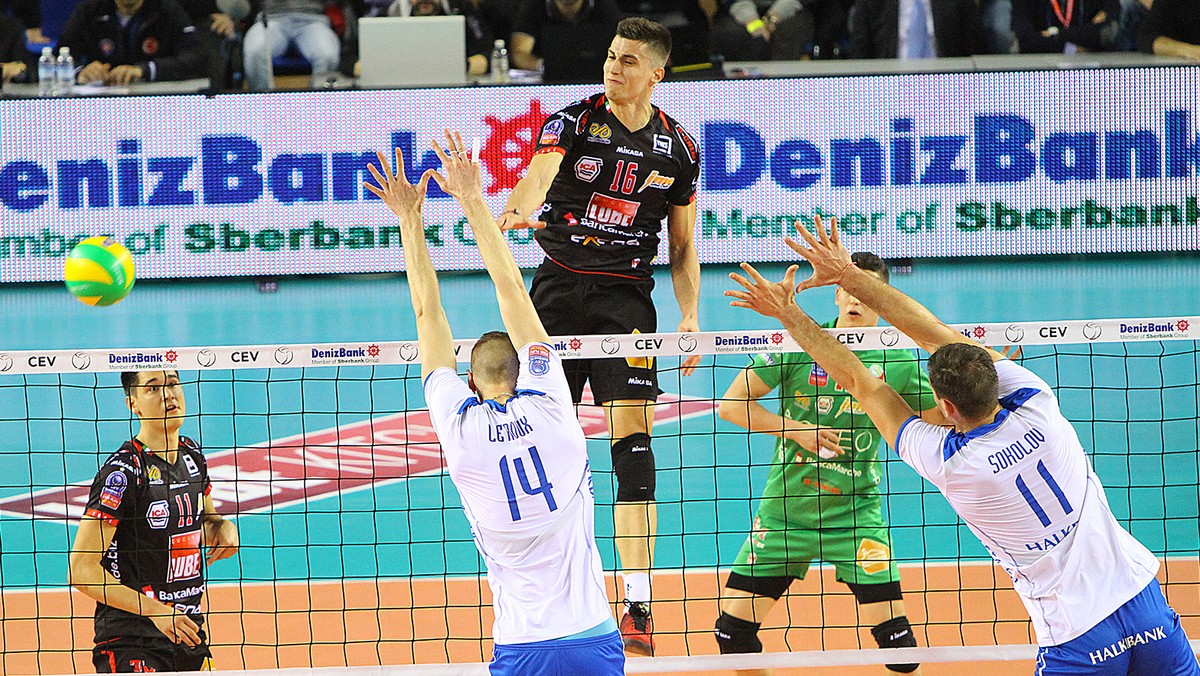 W czwartkowych spotkaniach drugiej fazy play-off Ligi Mistrzów zwycięstwa odniosły włoskie drużyny. Cucine Lube Civitanova pokonała turecki Halkbank Ankara 3:2 (21:25, 21:25, 25:17, 25:18, 15:11), a Trentino Diatec Volley rosyjskie Biełogorie Biełgorod 3:0 (25:20, 25:17, 28:26). W środę PGE Skra Bełchatów pokonała na wyjeździe broniący trofeum Zenit Kazań 3:2.