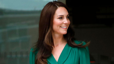 Księżna Kate wybrała drogą stylizację. Kolor sukienki nie był przypadkowy