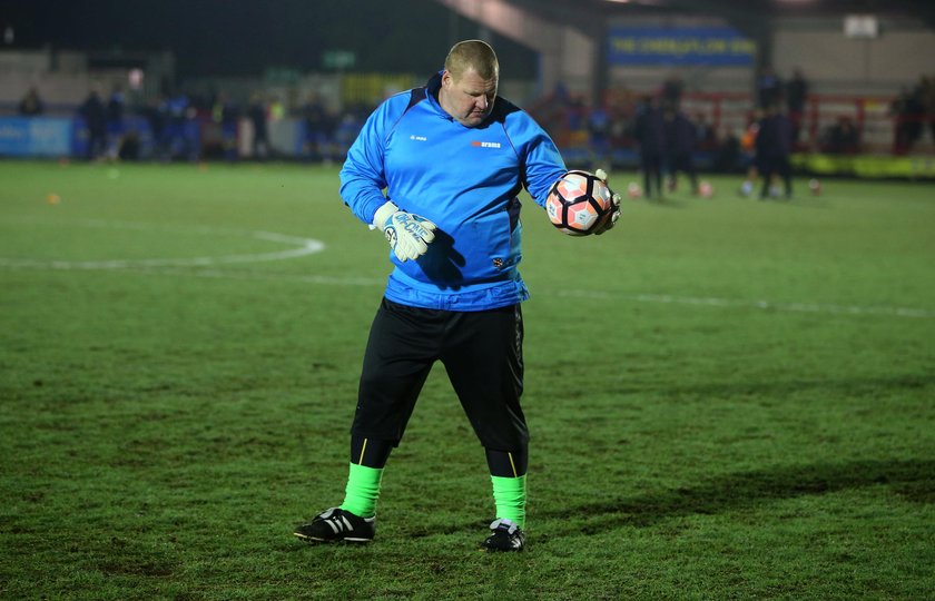 Wayne Shaw – najgrubszy bramkarz świata zagra z Arsenalem Londyn?