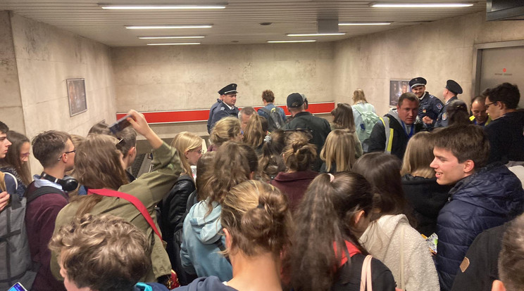 Hatalmas tömeg a 2-es metróban, rendőrök ügyelnek, nehogy baj legyen / Fotó: Fuszek Gábor