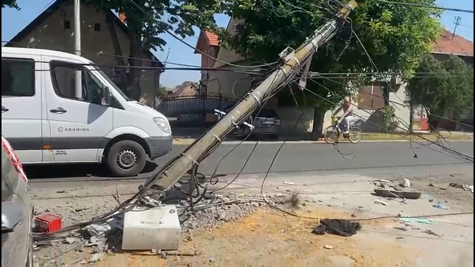 Devojčica se zakucala automobilom u banderu