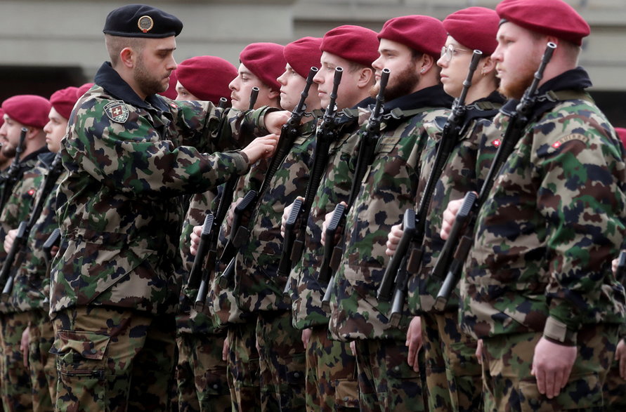 Żołnierze armii Szwajcarii.