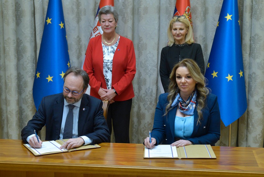 Aranžman su potpisali komesarka za izbeglice i migracije Nataša Stanisavljević i šef Delegacije EU u Srbiji Emanuele Žiofre