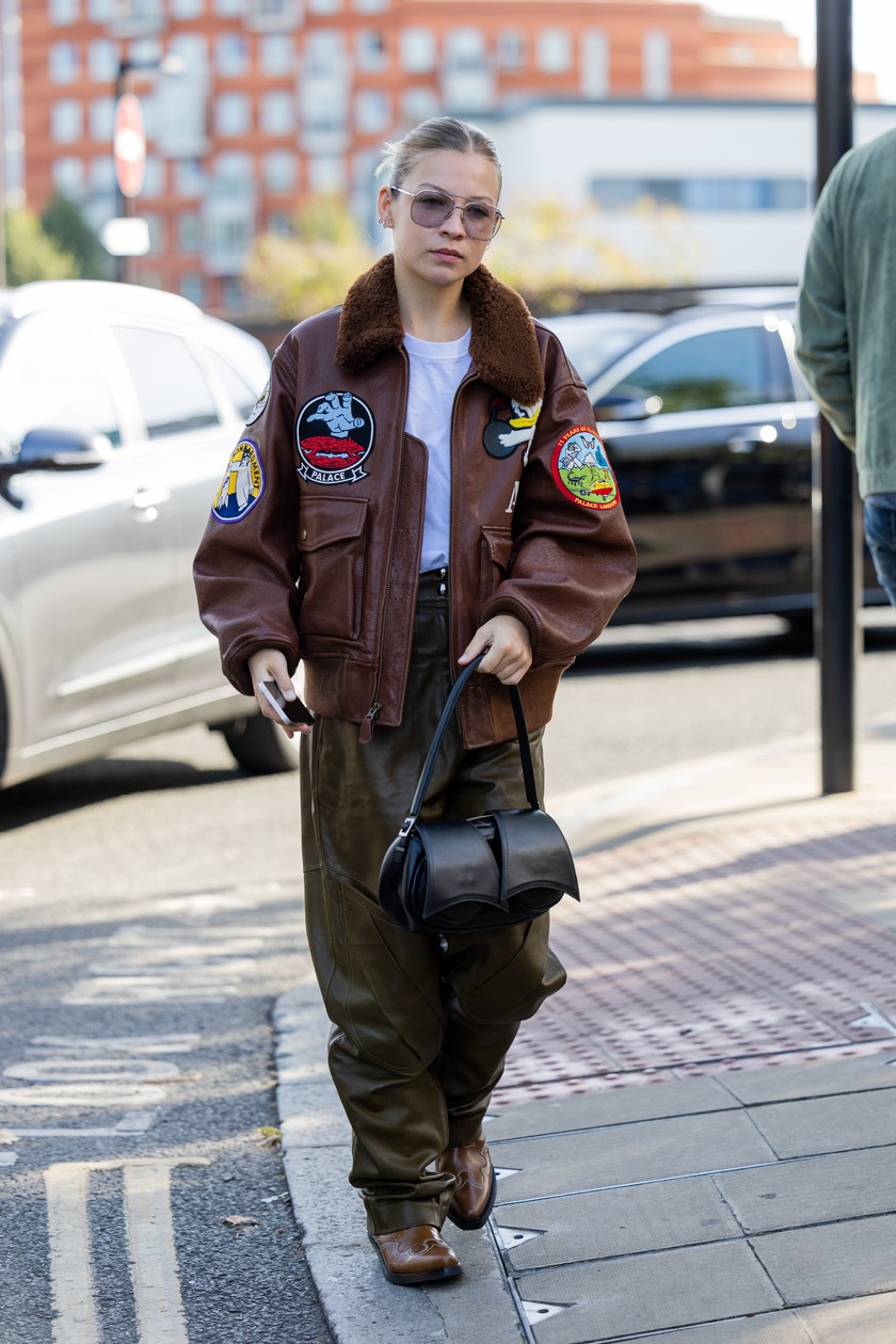 Ein herbstlicher Oversized-Look einer Besucherin der Nensi-Dojaka-Show am 18. September in London.