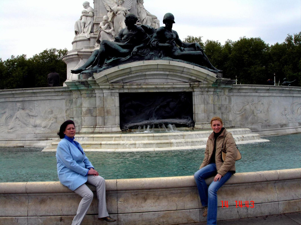 Edyta i Nerijus - Z mama przy fontannie przed Buckingham Palace