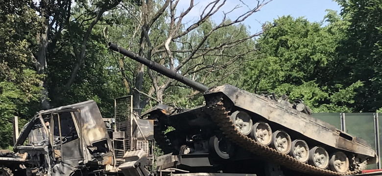 Zderzenie ciężarówek przewożących czołgi. Pożar na A6