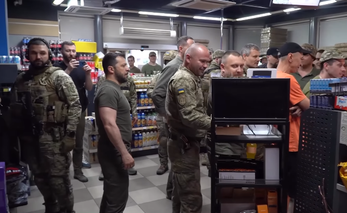 Zelenskyj navštívil Doneckú oblasť, s vojakmi pil kávu na čerpacej stanici