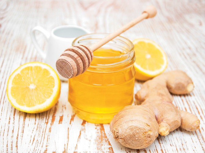 107510_stockphotohoneylemonandgingeronawoodenbackground220782298