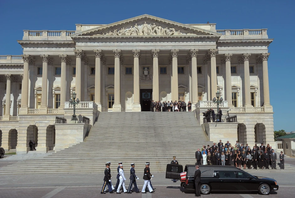 Počasna garda prilazi automobilu sa kovčegom Roberta Birda ispred Kapitola