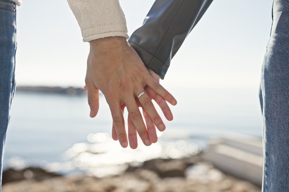 (VIDEO) DA LI BRAK ŠTITI OD RAKA? Kod neudatih žena rizik veći za čak 85 odsto! Srbi sumnjičavi, ali naša psihoterapeutkinja otkriva JEDNU KLJUČNU STVAR