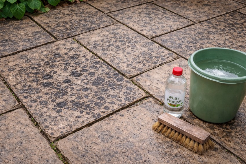 Čišćenje crnih fleka sa popločanih površina