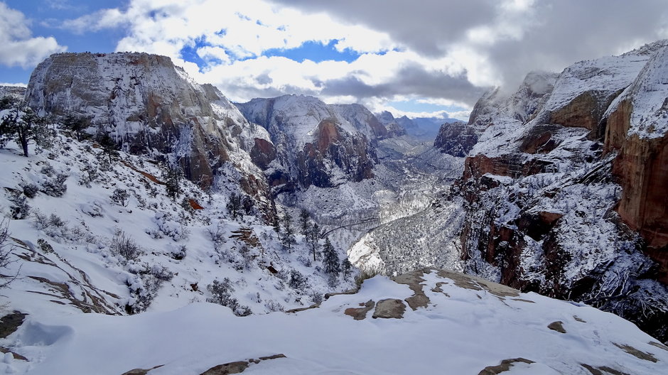 Angels Landing Trail, widok w kierunku południowym, masyw Great White Throne po lewej