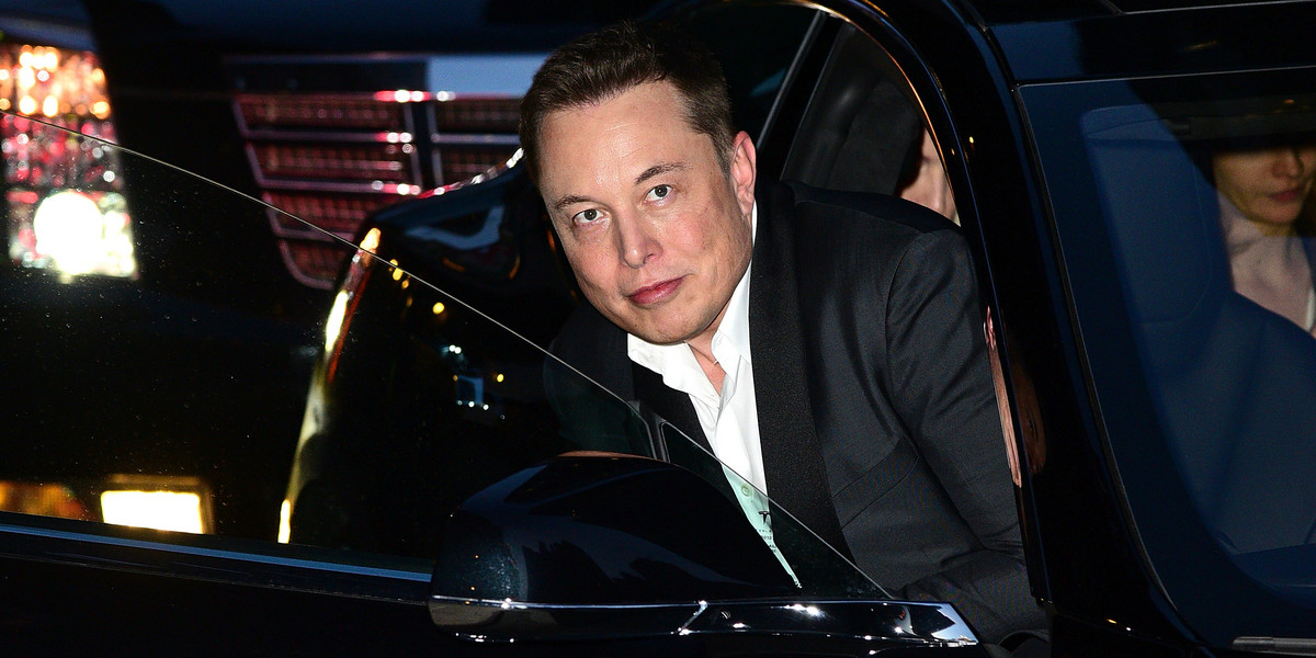 Elon Musk, który jest jedną z najbogatszych osób świata, ma licencjat z ekonomii i fizyki.