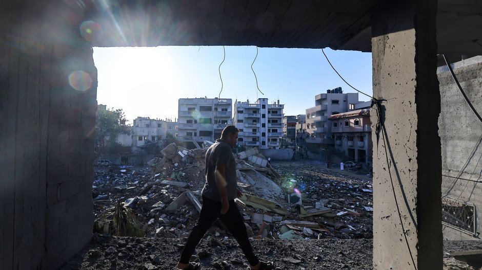Zniszczony obóz dla uchodźców w Strefie Gazy. 16 października 2023 r.