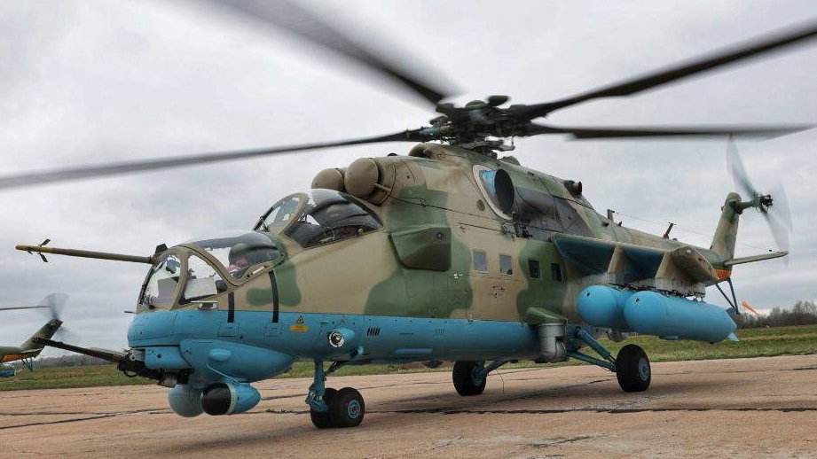 Jeden z dostarczonych śmigłowców Mi-35M tuż po przylocie na Białoruś.