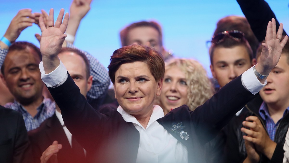 Gdyby wybory parlamentarne odbywały się w połowie czerwca, najwięcej głosów zdobyłoby PiS (wspólnie z Solidarną Polską i Polską Razem) - 34 proc. Drugie miejsce zajęłaby PO z poparciem 20 proc. - wynika z sondażu TNS Polska. Do Sejmu weszłaby jeszcze formacja Pawła Kukiza z 17 proc. głosów.