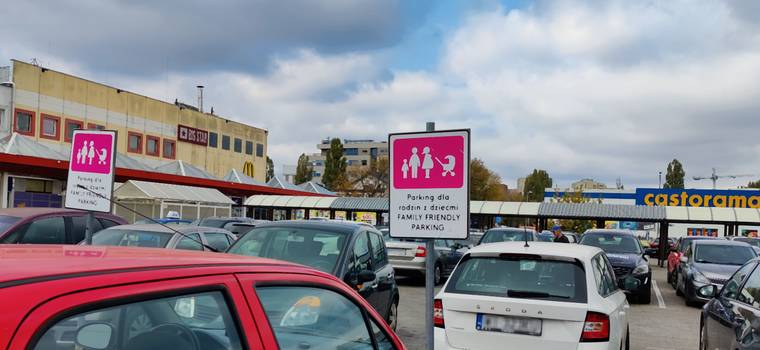 Parkowanie na miejscach dla kobiet w ciąży i dla rodzin. Czy coś za to grozi? 