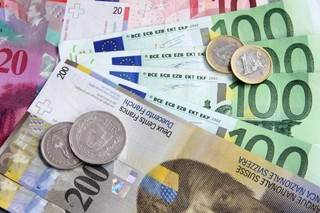 Kursy walut: złoty pod presją. Euro i dolar w górę, obligacje drożeją