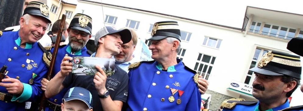 Fani w Wiśle dziękują Adamowi Małyszowi za lata usłanej sukcesami kariery. Adam Małysz oficjalnie zakończył karierę sportową 26 marca w Zakopanem. Wówczas, na Wielkiej Krokwi, oddał ostatni skok. W dorobku zawodnika znalazły się między innymi: cztery medale olimpijskie, cztery tytuły mistrza świata, cztery Kryształowe Kule triumfatora Pucharu Świata, trzy tytuły zwycięzcy Letniej Grand Prix. Na najwyższym stopniu podium zawodów PŚ stawał 39 razy.