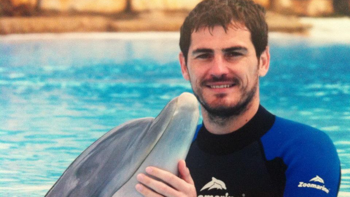 Bramkarz reprezentacji Hiszpanii Iker Casillas spędził krótkie wakacje w aquaparku na portugalskim Algarve. Kapitan aktualnych mistrzów Europy udał się ze swoją narzeczoną Sarą Carbonero do Zoomarine w turystycznym kurorcie Albufeira.