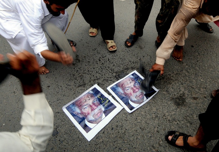 Demonstranti spaljuju fotografije Terija Džonsa tokom protesta u Pakistanu protiv antiislamskog filma "Nevinost muslimana"