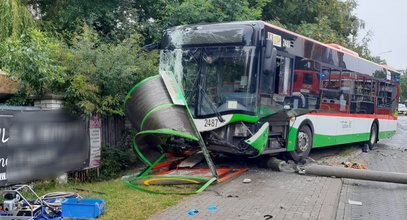 Dramatyczny wypadek w Lublinie. Autobus MPK wjechał w przystanek. Są ranni