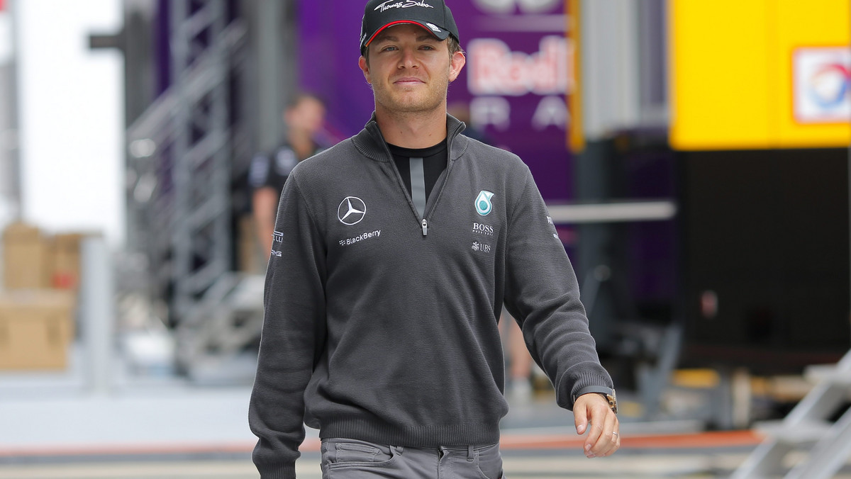 Nico Rosberg uzyskał najlepszy czas jednego okrążenia w pierwszej sesji treningowej przed tegorocznym wyścigiem o Grand Prix Wielkiej Brytanii. Za 30-latkiem znalazł się jego zespołowy partner, Lewis Hamilton. Kierowcy Mercedesa jako jedyni zeszli z czasami poniżej 1 minuty i 35 sekund,