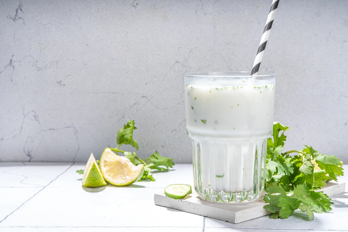 Dodaj szczyptę do maślanki. Poczujesz się lżej, brzuch będzie płaski