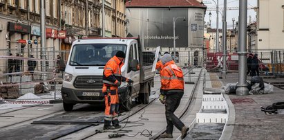 Remont Krakowskiej mocno opóźniony. Torowisko będzie gotowe najwcześniej dopiero na wakacje