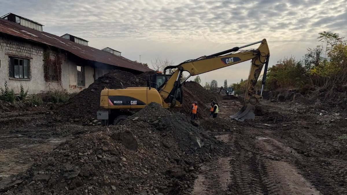 Străpungerea Sud-Vest, de peste 20.000.000 de euro, încetinită în Ploiești de „munți de pământ” și decontaminări între Gara de Vest și Rudului