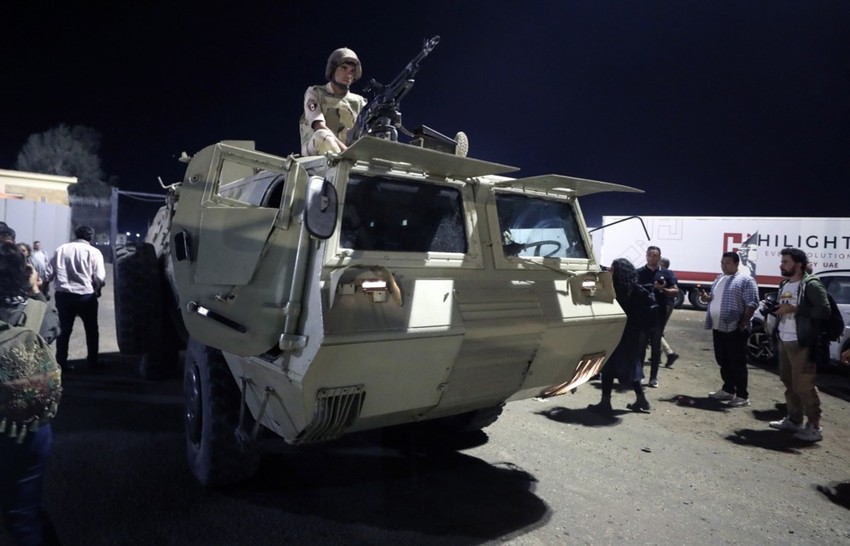 Egipatsko vojno vozilo kod graničnog prelaza Rafa u novembru 2023.