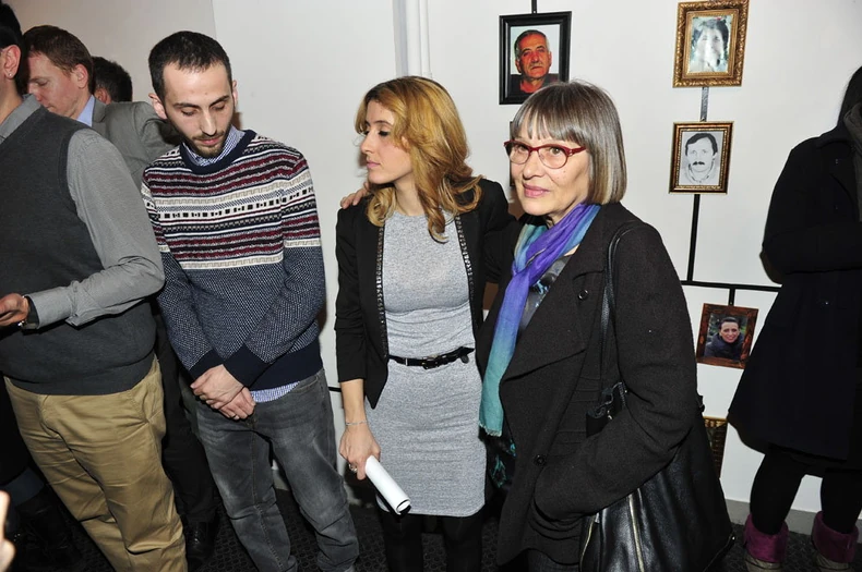 Fatos i Jehona, autori izložbe, sa Natašom Kandić, predsednicom Fonda za humanitarno