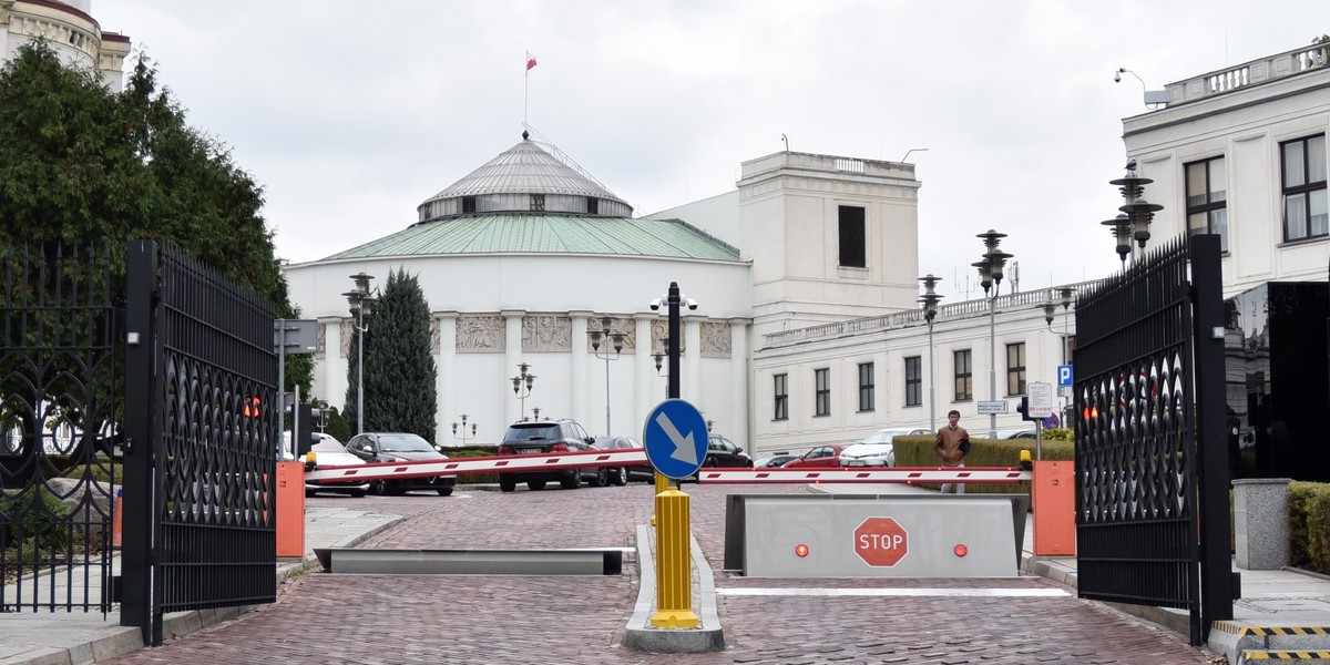 Szykują sie spore podwyżki dla parlamentarzystów. Uposażenie i dieta mają iść  w górę. 