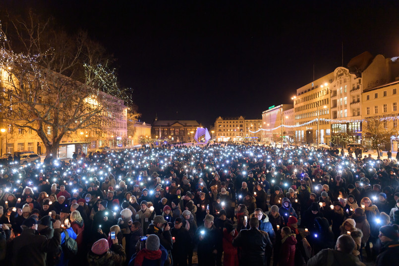 Mieszkańcy Szczecina zebrali się na Placu Solidarności, a Poznania - na Placu Wolności.