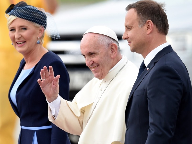 Zapewne po to, aby wyglądać bardziej elegancko, małżonka prezydenta zdecydowała się wczoraj na nakrycie głowy...