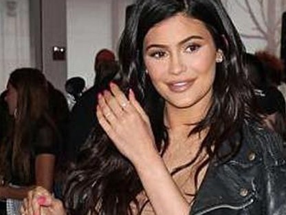 Neee! Már Kylie Jenner is hordja a cipőt, amitől feláll a szőr a hátunkon!