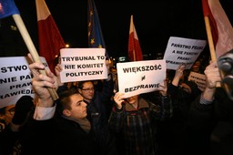 Sejm wybiera sędziów Trybunału, a pod budynkiem trwają demonstracje