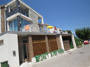Pevač STARU KUĆU u Baošićima PRETVORIO u RASKOŠNU VILU sa više od DESET APARTMANA ZA IZDAVANJE: Jedinstveni LAJT ŠOU KREĆE ČIM ZAĐE SUNCE! (FOTO)