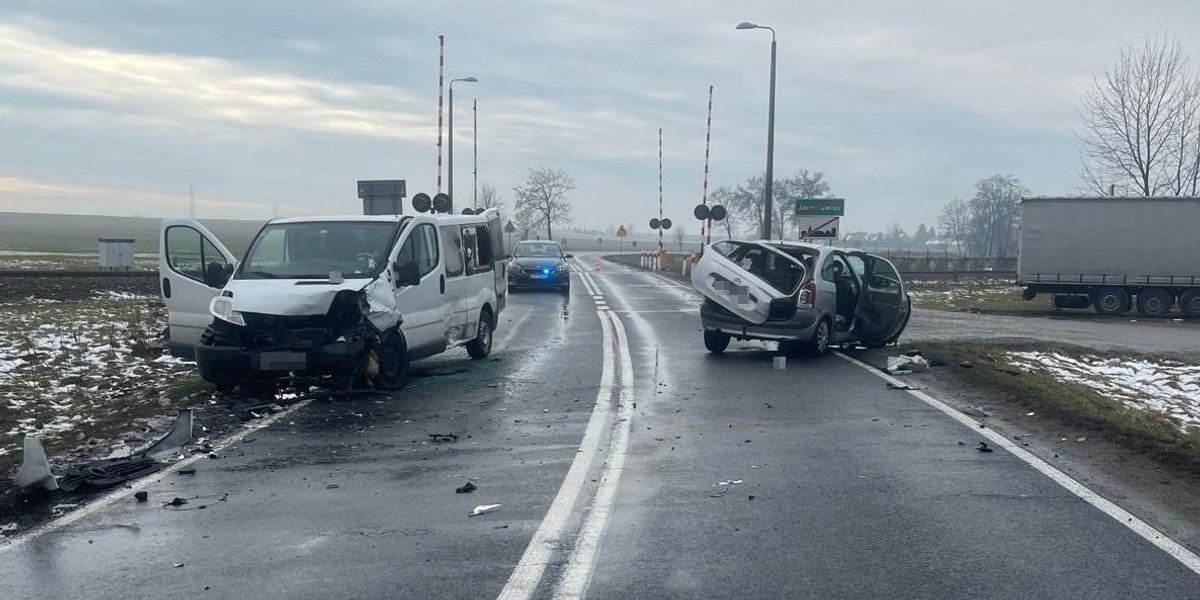 [wypadek] Zderzenie busa z samochodem w Jarosławcu