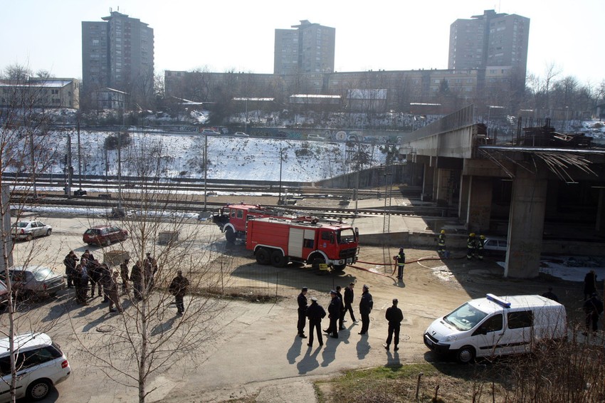 Policija kod Prokopa, na mestu gde su kriminalci nakon pljačke zapalili automobile