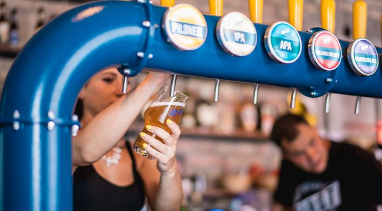 Tízezer korsó ingyen sörre hívja meg a budapestieket egy kézműves sörfőzde