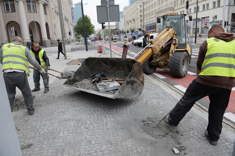 Ostatnie prace budowlane i porządkowe na ulicy Świętokrzyskiej w Warszawie, 30 bm. Dziś wieczorem ulice: Świętokrzyska, Prosta oraz Sokola zostaną otwarte. Przebudowa ulic przebiegających nad centralnym odcinkiem II linii metra, trwała od 2010 r. (4)<br><br> (mgo) PAP/Jacek Turczyk