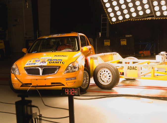 Ciut lepiej wygląda sytuacja przy zderzeniu bocznym. Słupek boczny zapobiega wbiciu 'atakującego auta' do wnętrza samochodu. Duży airbag boczny osłania żebra i głowę, ale brzuch nie jest już chroniony - ryzyko obrażeń bardzo wysokie. Gwoździem do trumny testowanego BS4 okazał się brak seryjnego ESP (nowe przepisy Euro NCAP wymagają tego systemu kategorycznie)