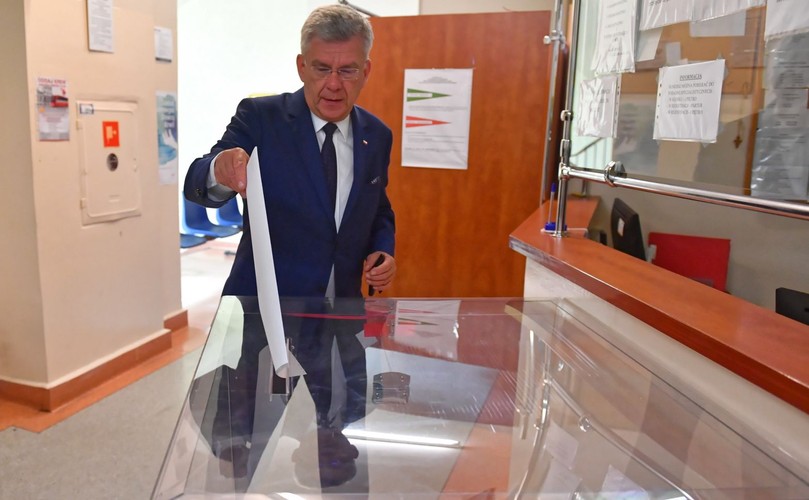 Marszałek Senatu Stanisław Karczewski głosuje w lokalu wyborczym w Nowym Mieście nad Pilicą