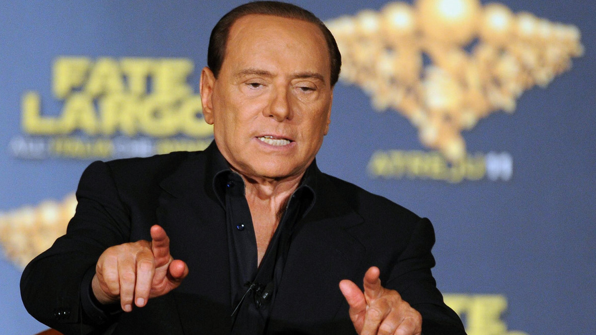 Włoska opozycja zarzuciła premierowi Silvio Berlusconiemu, że "ucieka" przed prokuratorami, chcącymi go przesłuchać w sprawie rzekomego szantażu, jakiego miał paść ofiarą na tle obyczajowym. Szef rządu jedzie do Brukseli wtedy, gdy miał złożyć zeznania.