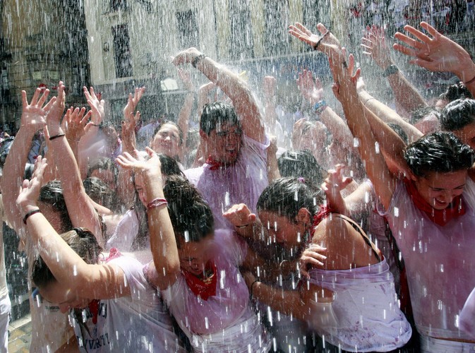 Początek fiesty przed ratuszem w Pampelunie