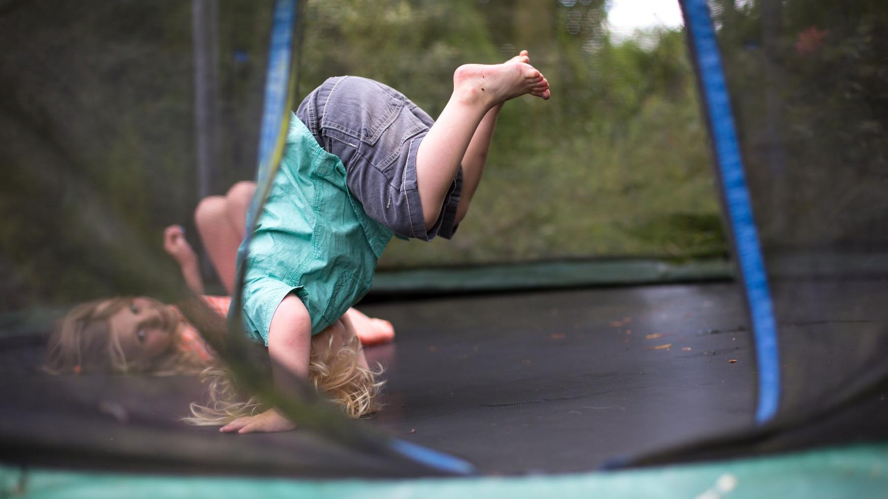 Les trampolines sont un divertissement risqué pour les enfants, disent les médecins : 12 à 14 enfants sont soignés dans une seule salle d’urgence dans notre pays pendant le week-end – avec quelles blessures ?