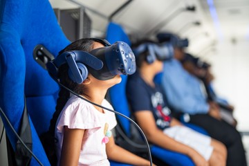 Egyedülálló VR-szimuláció - virtuális űrutazás közben.