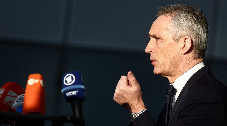 Jens Stoltenberg NATO-főtitkár felhívta a figyelmet arra, hogy Kína az ENSZ Biztonsági Tanácsának tagja, és Oroszország hadművelete sérti a világszervezet alapokmányát / Fotó: MTI/EPA/Stephanie Lecocq