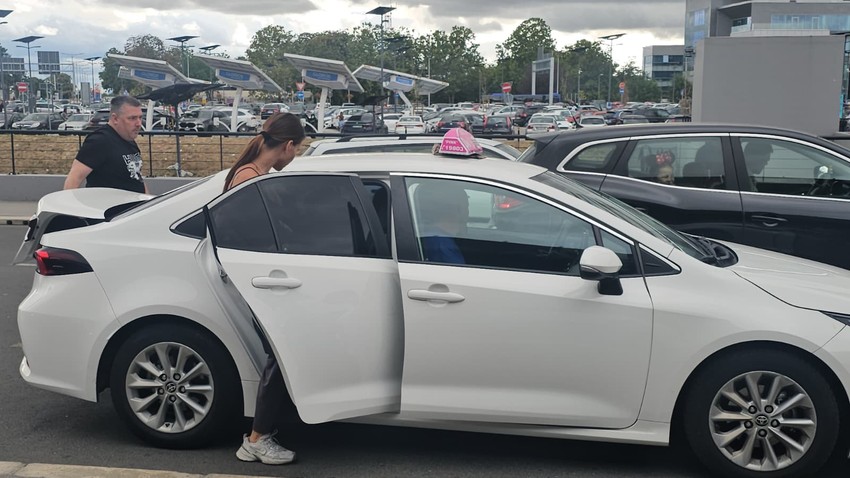 Nikolija i Relja sa decom na aerodromu